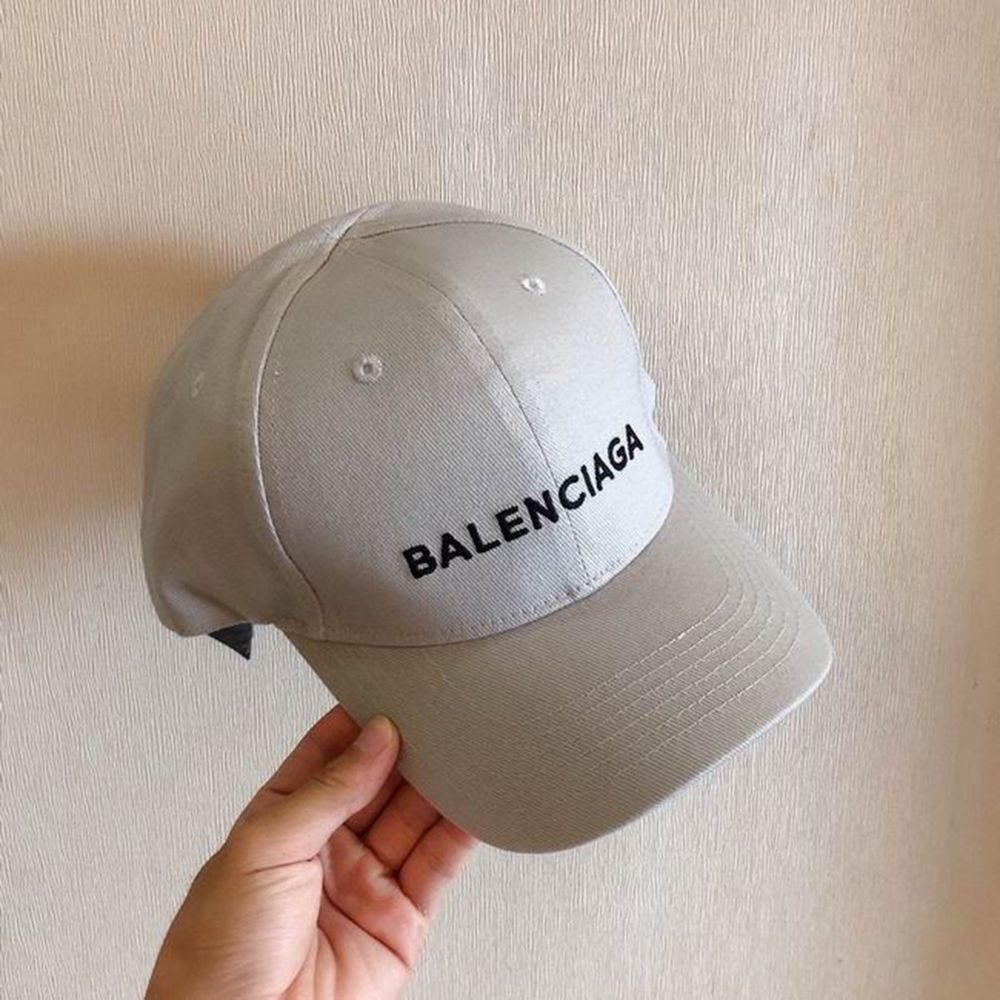 Ba*len*cia*ga hat
